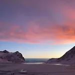 Charming House In Fjord Lofoten