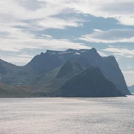 Charming House In Fjord Lofoten